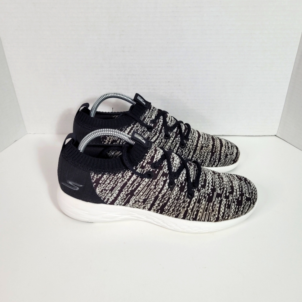 Skechers Go Run 600 Black & White Women's Utilize Running Shoes Size 8.5